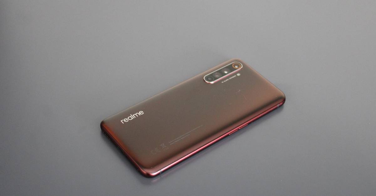 Punggung smartphone Realme warna merah