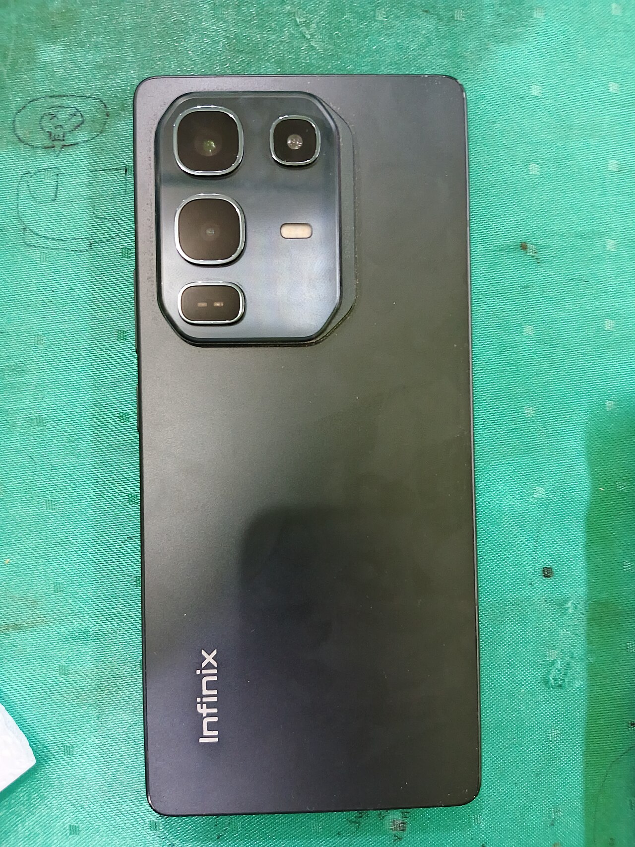 Ponsel Infinix dengan layar besar