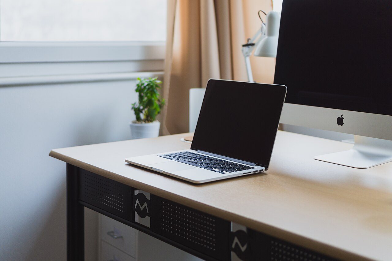 Laptop di atas meja kerja, ilustrasi produktivitas harian laptop Snapdragon