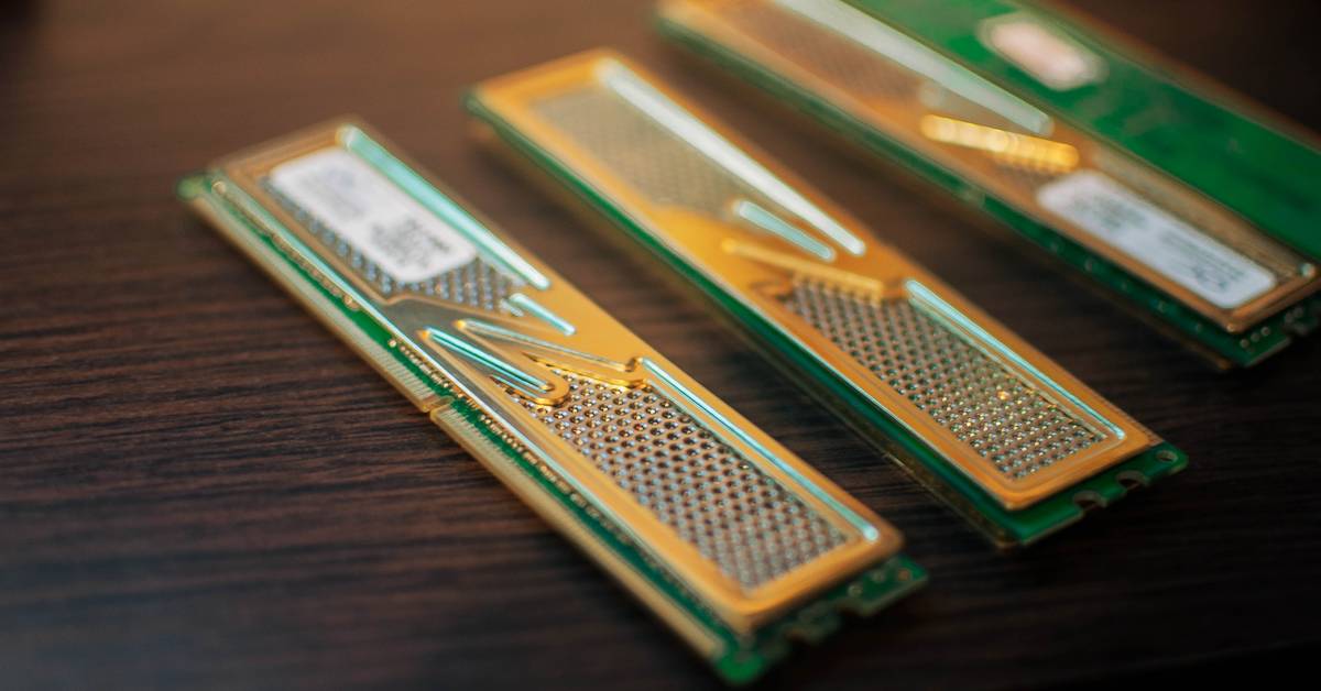 Close-up chip memori RAM, komponen yang mendorong harga POCO X8 Pro naik