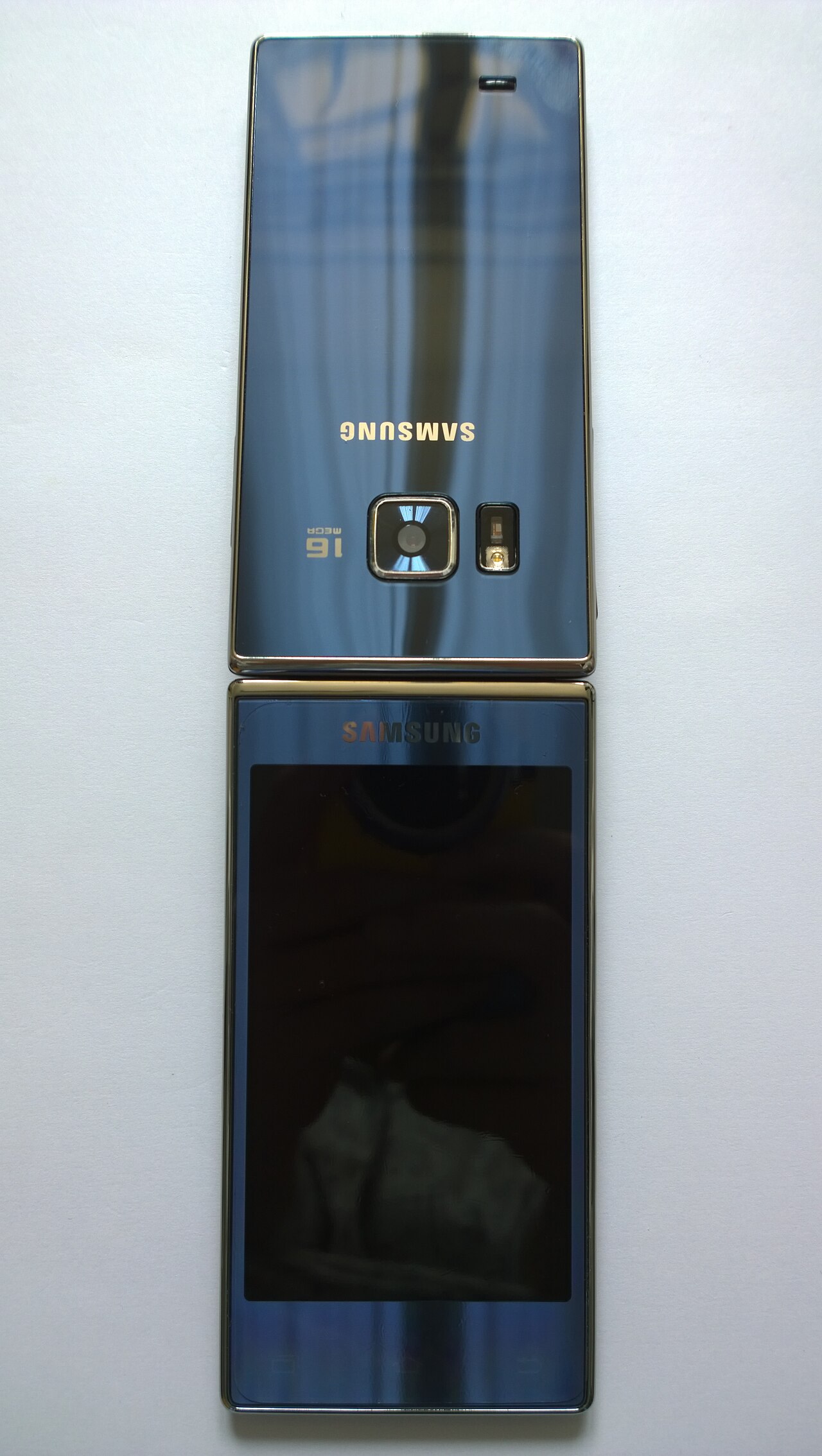 Ilustrasi HP lipat modern dengan layar besar yang bisa dilipat