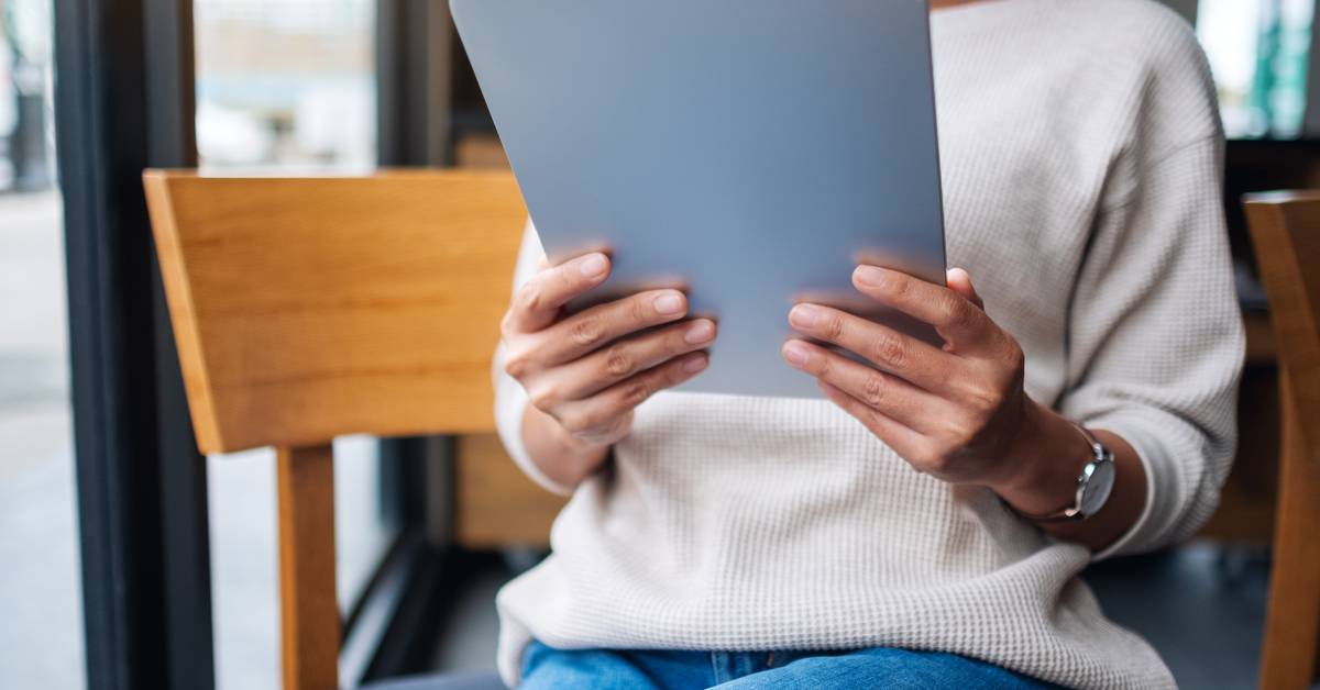 Perempuan memegang tablet, Infinix XPAD 30 Pro menyasar pelajar dan pekerja