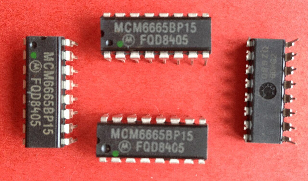 Deretan chip memori, komponen yang mendorong harga HP naik