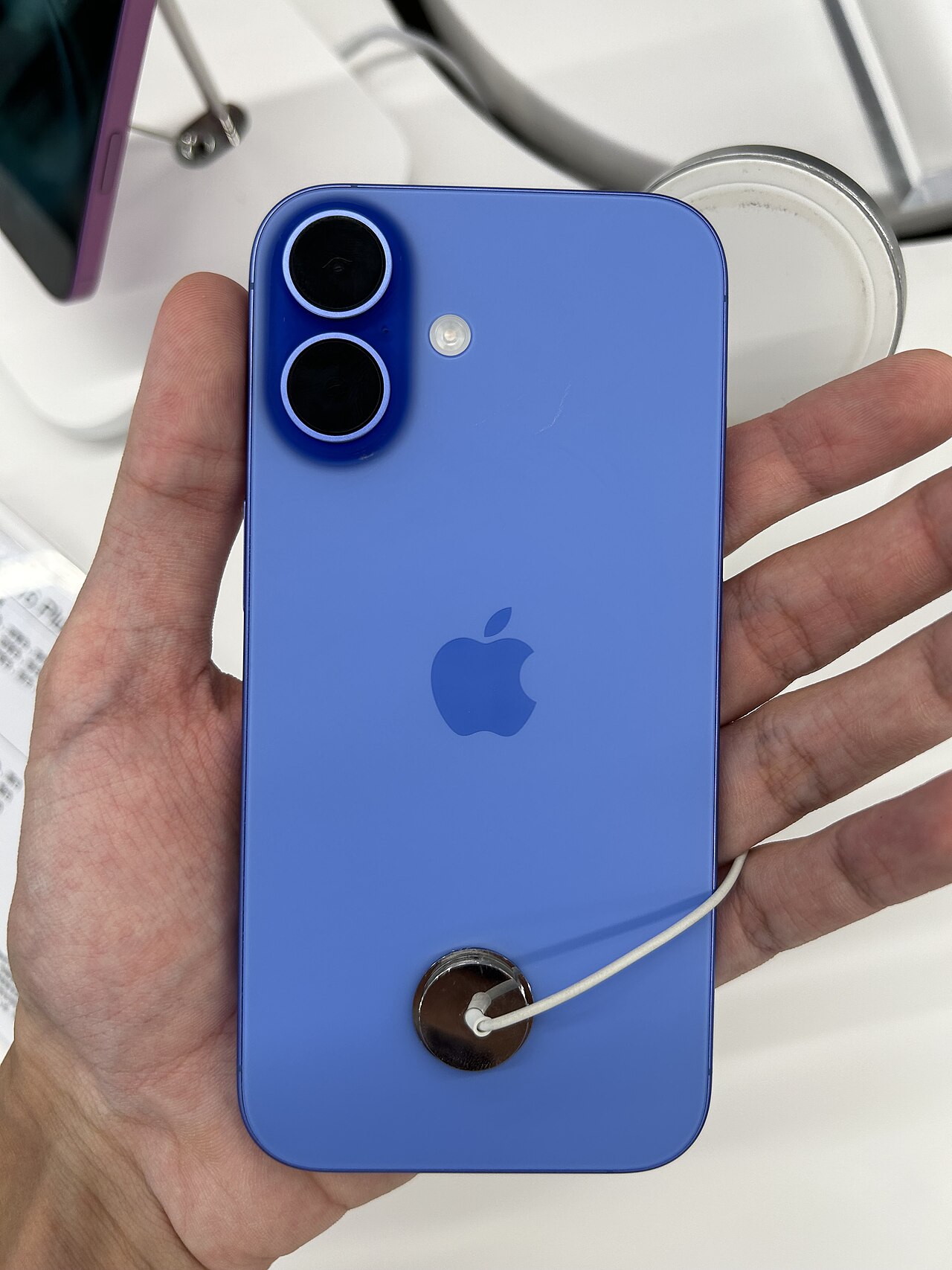 Ilustrasi iPhone 16 sebagai perangkat yang menjalankan Siri AI