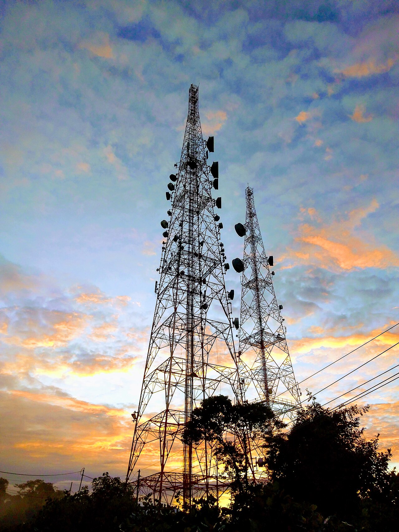 Menara telekomunikasi pemancar sinyal seluler