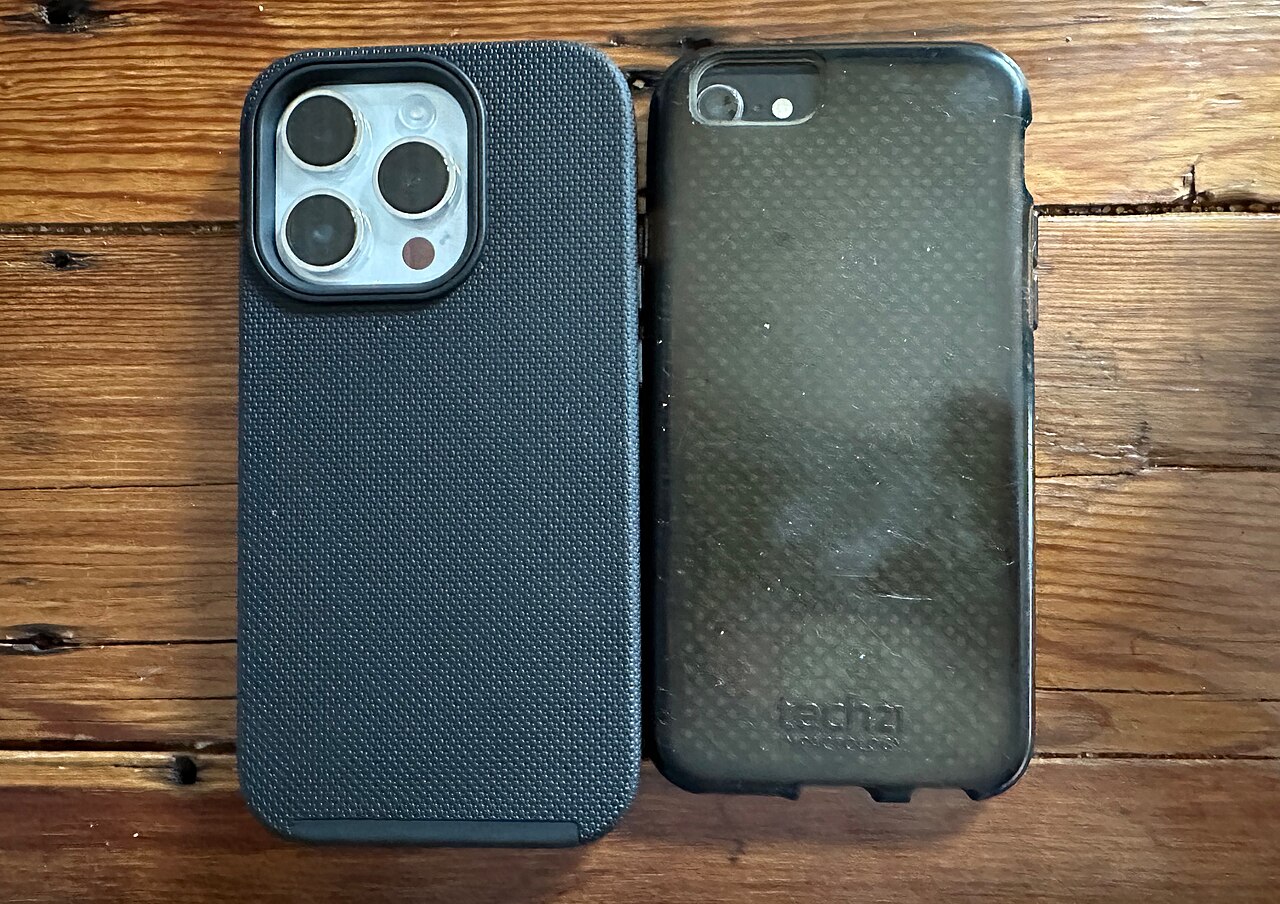 Perbandingan bodi belakang iPhone 8 dan iPhone 14 Pro