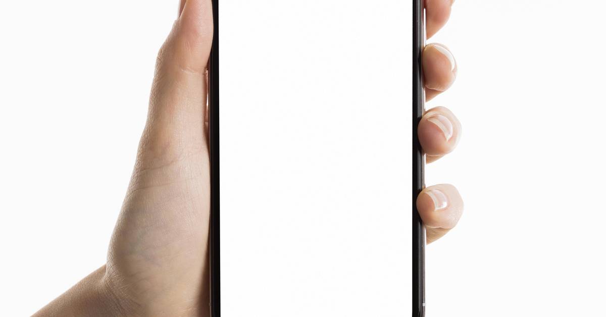 Tangan memegang smartphone, harga HP 2026 makin ditentukan biaya komponen memori