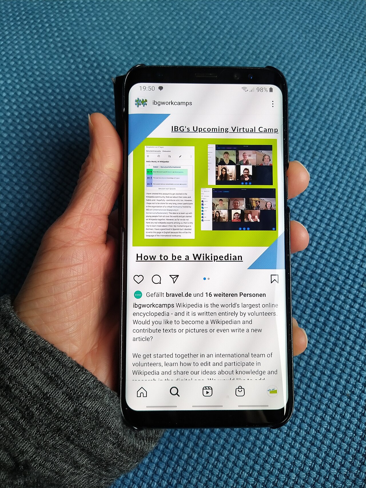 Pengguna mengecek sisa kuota di ponsel