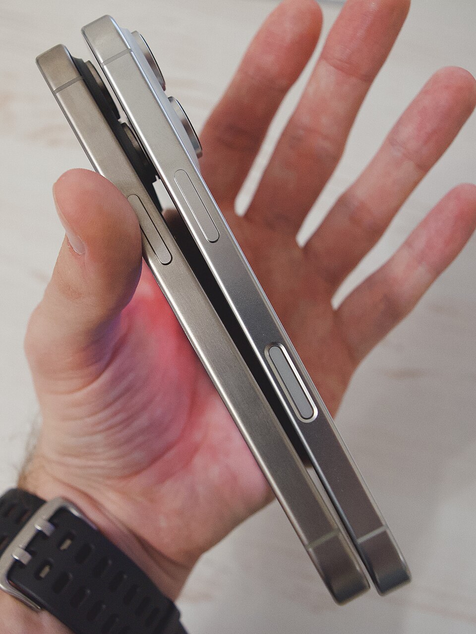 Perbandingan iPhone 16 Pro dan iPhone 15 Pro, generasi sebelum iPhone 18 Pro