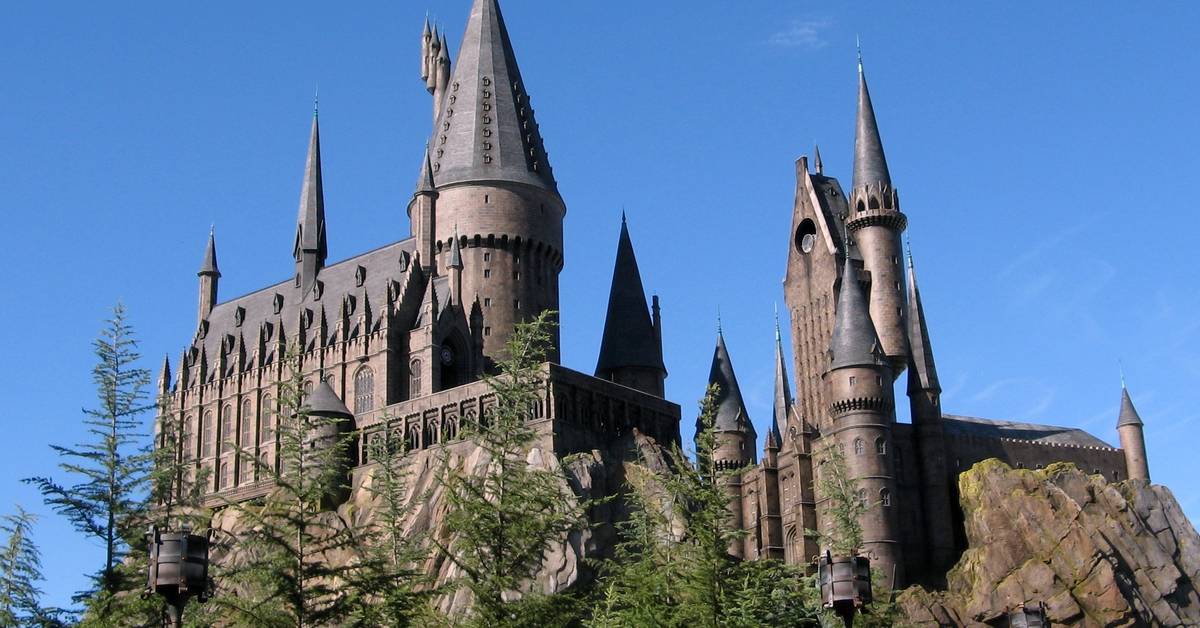Kastil Hogwarts, inspirasi tema edisi kolaborasi Realme 16 Pro Harry Potter