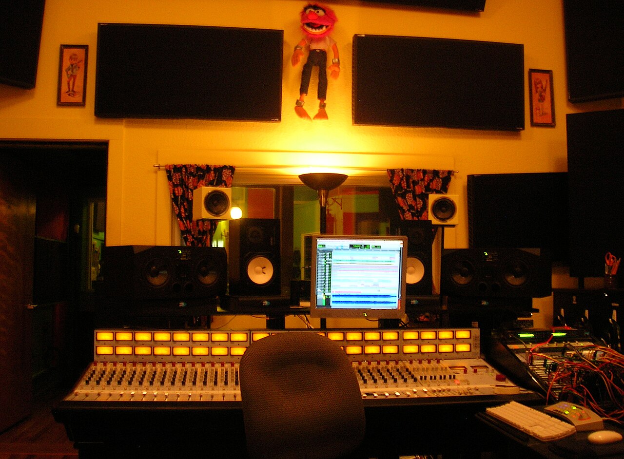 Suasana studio rekaman profesional