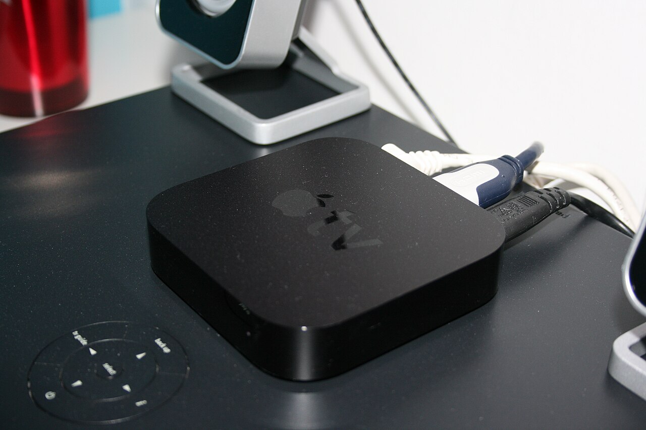 Ilustrasi perangkat Apple TV dengan remote control
