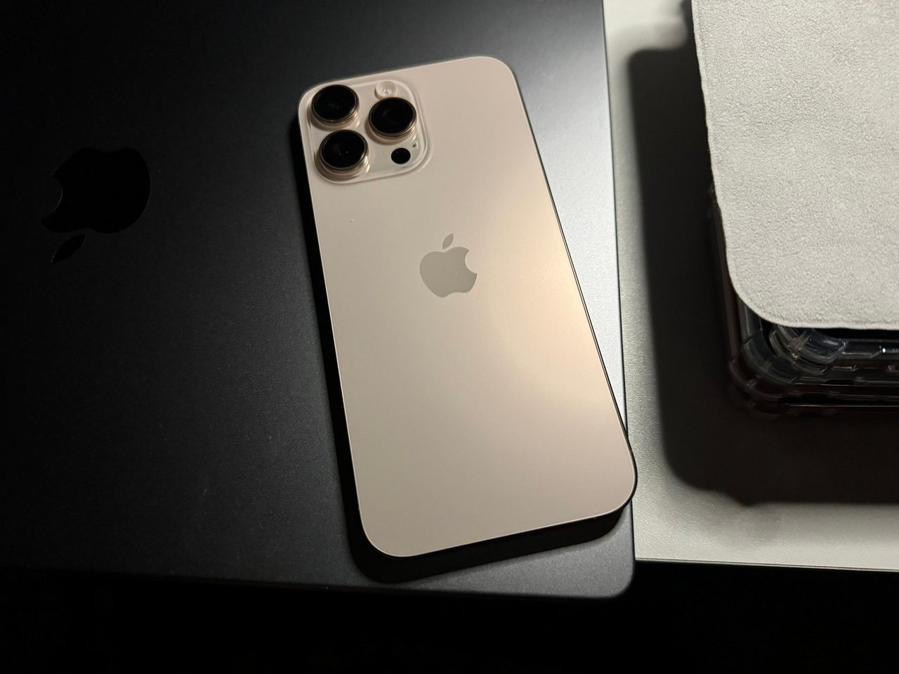 iPhone dari sisi belakang varian warna gurun