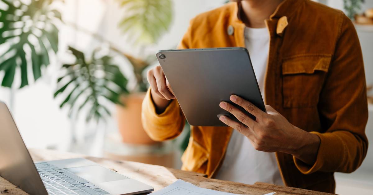 Pengguna memakai tablet di home office, layar 2.5K tajam buat kerja dan belajar