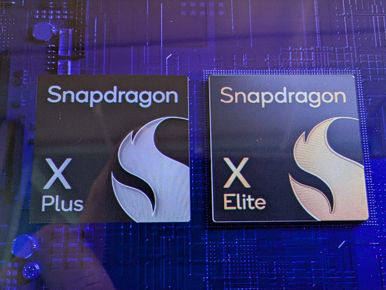 Prosesor Snapdragon X di atas meja