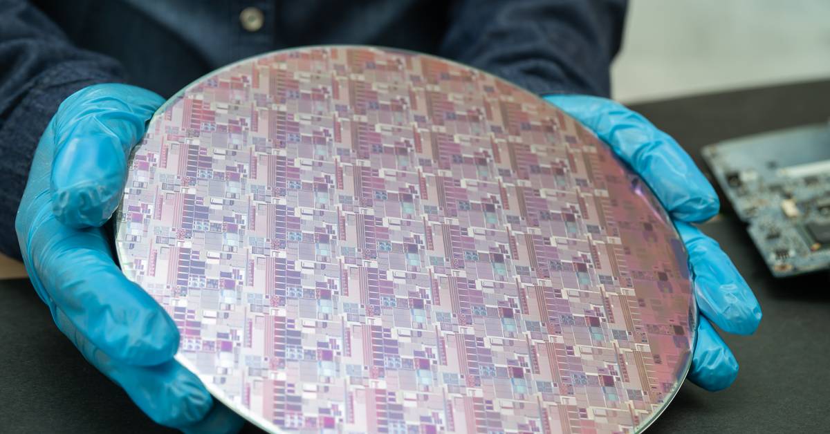 Wafer silikon di fasilitas fabrikasi semikonduktor, tempat chip memori diproduksi massal