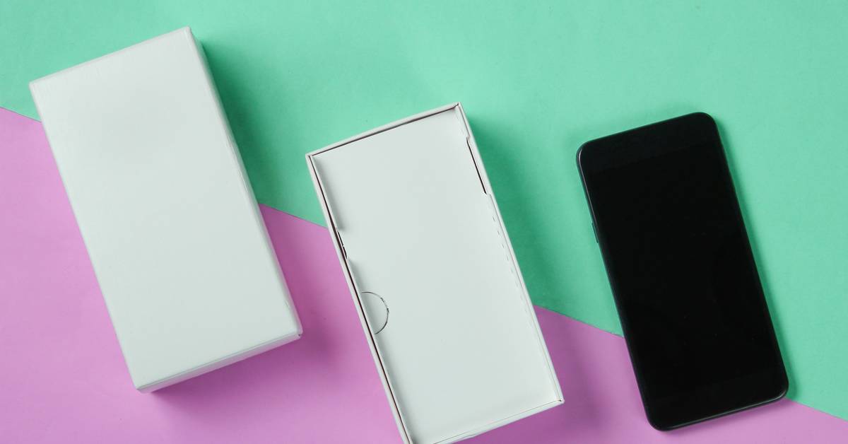Ponsel dalam kotak terbuka, pembeli perlu siapkan charger dan kabel sendiri