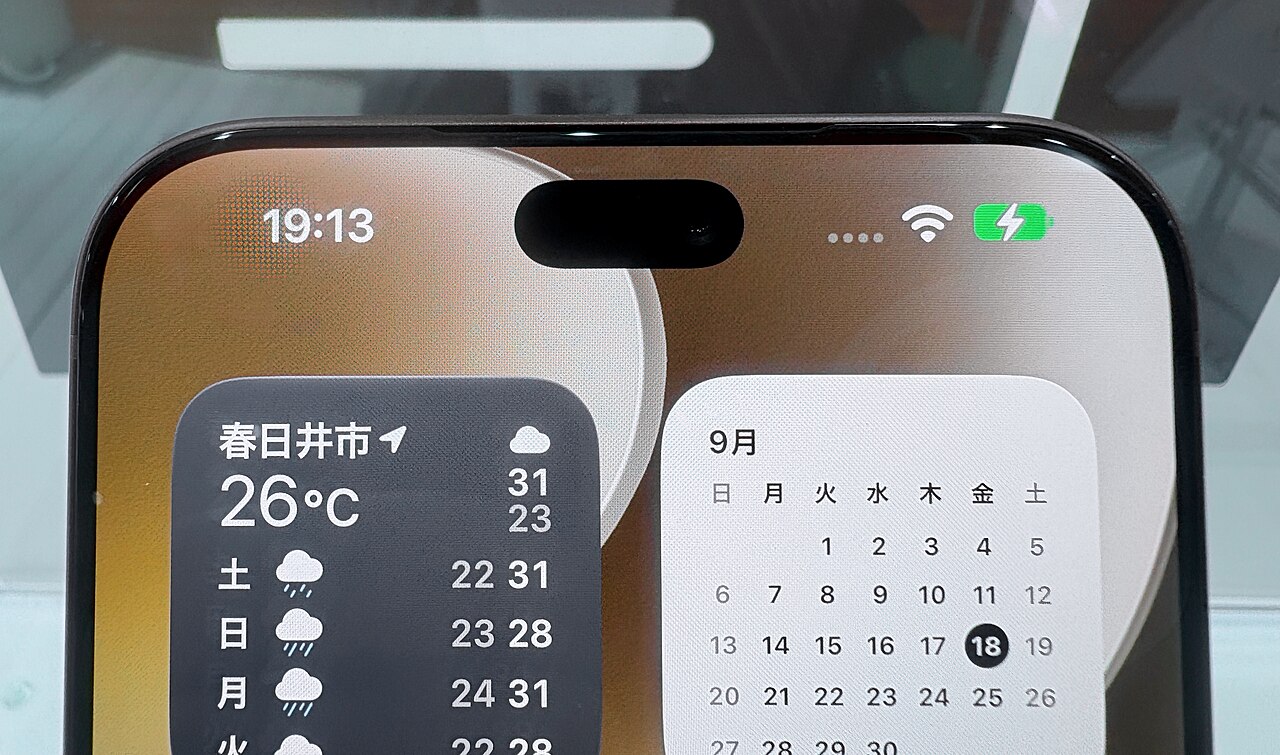 Layar iPhone dengan Dynamic Island yang dirumorkan akan diganti punch-hole
