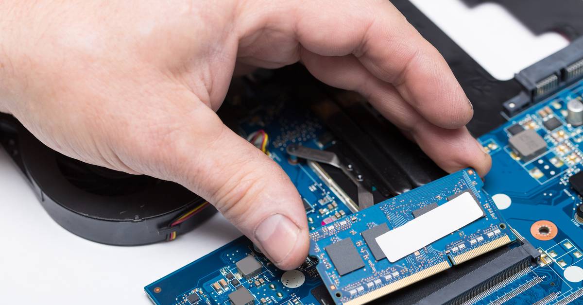 Teknisi memasang modul RAM laptop, kapasitas memori makin menentukan performa HP dan laptop 2026